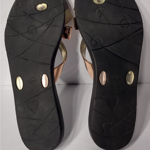 GUESS  Black and Gold Women's Sandals
Size 8 pre owned Exellent condition - Picture 5 of 8